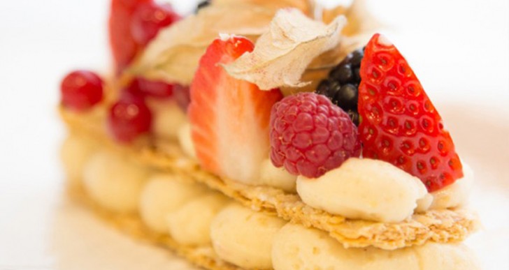 HOJALDRE CON CREMA PASTELERA A LA NARANJA Y FRUTAS